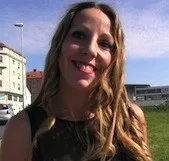 Esteticista, joven, simpática, guapa, pero sobre todo adicta a las pollas. Es tal la pasión de esta peluquera de Barcelona por ellas que no dudó en escribirnos y emprender rumbo hasta Galicia para que le diéramos una buena ración de salami y converti... Ver más