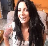 Claudia es una morenaza de sólo 20 añitos que se ha propuesta ser famosa. Y para ello ha escogido la mejor opción: dedicarse al porno y debutar con FAKings. Con esa cara y ese físico no hay otro remedio, esta chica se hará famosa y será actriz porno.... Ver más