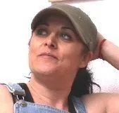 Laura debutó en el porno por despecho y es que su marido no la tocaba. Por eso se decidió a unirse a la nómina de Club Maduras haciendo realidad una fantasía: follarse a su vecinito. Una cachondona que no puede pasar mucho tiempo sin sexo y que se re... Ver más