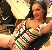 Nika es la clásica valenciana: completamente tatuada, morena y muy guarra :) . Si algo destaca de esta MILF es el empeño que le pone en afilar sables, una verdadera máquina. Podemos decir que Nika disfruta tanto con el sexo que es una verdadera guarr... Ver más