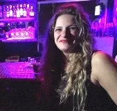 Susi es toda una MILF que vive su sexualidad de una forma más que abierta y que parece que, afortunadamente, viene a FAKings a hacer realidad todas esas fantasías que en la vida real no puede cumplir. Amiga de Eimi, también la hemos sacado de nuestra... Ver más